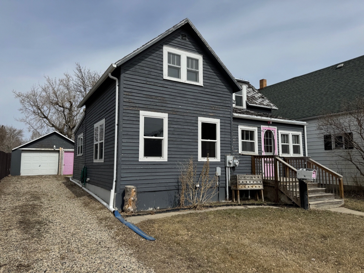 218 5th St W, Bottineau, ND, 58318 United States