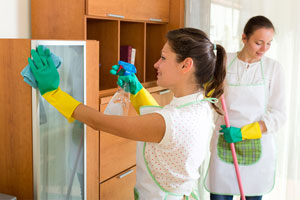 two women cleaning the kitchen